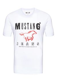 Mustang - MUSTANG T SHIRT BASIC PRINT TEE GENERAL WHITE 1008373 2045. Typ kołnierza: kaptur. Kolor: biały. Materiał: jeans, bawełna, dzianina, skóra. Długość rękawa: krótki rękaw. Długość: krótkie. Wzór: nadruk. Sezon: lato. Styl: klasyczny, sportowy #1