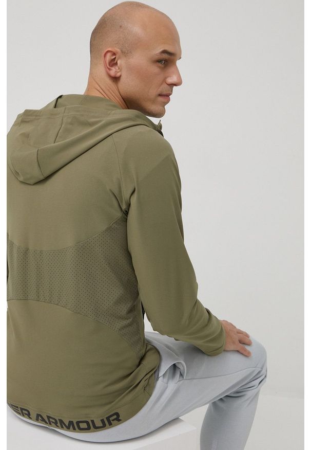 Under Armour bluza treningowa 1370499 męska kolor zielony z kapturem gładka. Typ kołnierza: kaptur. Kolor: zielony. Materiał: materiał. Długość rękawa: raglanowy rękaw. Wzór: gładki