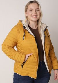 Born2be - Żółta Przejściowa Kurtka Dwustronna z Pikowaniem i Kapturem Azirane. Okazja: na co dzień. Typ kołnierza: kaptur. Kolekcja: plus size. Kolor: żółty. Materiał: jeans. Styl: casual, elegancki #1