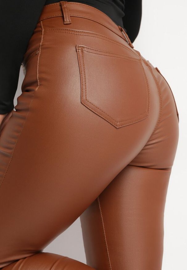 Born2be - Jasnobrązowe Spodnie Skinny z Imitacji Skóry Daciss. Kolor: brązowy. Materiał: skóra