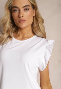 Renee - Biała Trapezowa Sukienka z Elastycznej Bawełny z Falbankami Przy Ramionach Aleradia. Typ kołnierza: kołnierz z falbankami. Kolor: biały. Materiał: bawełna. Długość rękawa: krótki rękaw. Wzór: aplikacja. Sezon: lato. Typ sukienki: trapezowe. Długość: mini #3