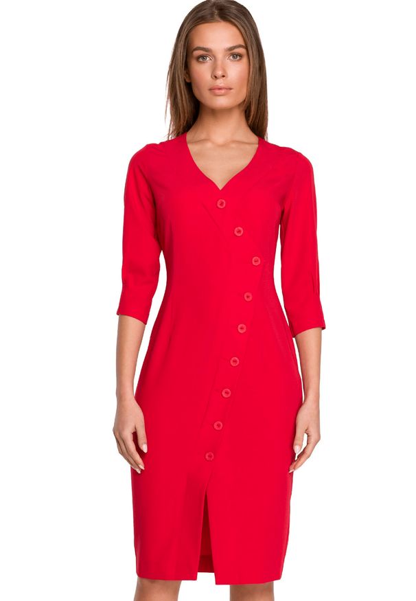 Sukienki.shop - Sukienka ołówkowa kopertowa z dekoltem V i ozdobnymi guzikami czerwona. Okazja: do pracy, na komunię. Kolor: czerwony. Typ sukienki: ołówkowe, kopertowe. Styl: wizytowy