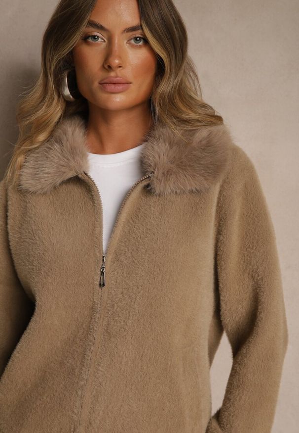 Renee - Ciemnobeżowy Zasuwany Kardigan z Wełną z Futerkowym Kołnierzem Asiste. Okazja: na co dzień. Kolor: beżowy. Materiał: wełna. Wzór: aplikacja. Styl: casual