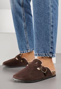 Renee - Brązowe Kapcie Typu Chodaki na Podeszwie z Korka Ozdobione Klamrą Alanelle. Okazja: na co dzień. Zapięcie: klamry. Kolor: brązowy. Materiał: jeans. Wzór: aplikacja. Styl: casual