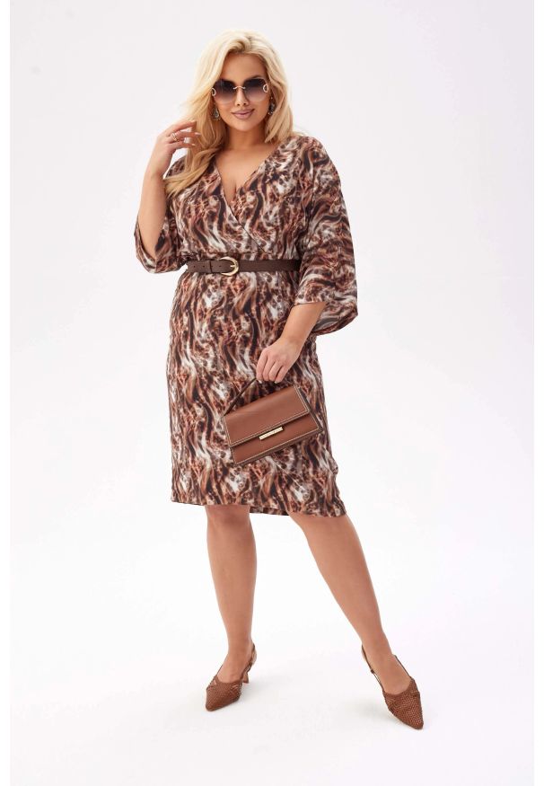 Moda Size Plus Iwanek - Wiskozowa sukienka Ivette z kopertowym dekoltem w dziki print PLUS SIZE XXL. Okazja: do pracy, na randkę. Typ kołnierza: dekolt kopertowy. Kolekcja: plus size. Materiał: wiskoza. Wzór: nadruk. Typ sukienki: kopertowe, dla puszystych. Styl: klasyczny, elegancki