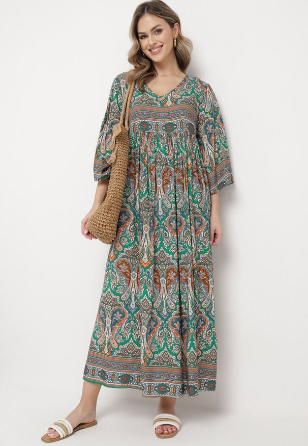 Born2be - Zielona Długa Sukienka Rozkloszowana z Rękawami 3/4 we Wzór Paisley Amarethia. Kolor: zielony. Wzór: paisley. Styl: boho. Długość: maxi