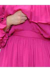EMMA & GAIA - Różowa sukienka z falbanami. Kolor: różowy, wielokolorowy, fioletowy. Sezon: lato. Typ sukienki: z odkrytymi ramionami #4