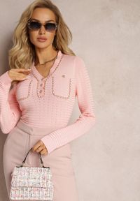 Renee - Różowy Prążkowany Sweter z Cienkim Łańcuszkiem Nacorella. Kolor: różowy. Materiał: prążkowany. Sezon: zima #5