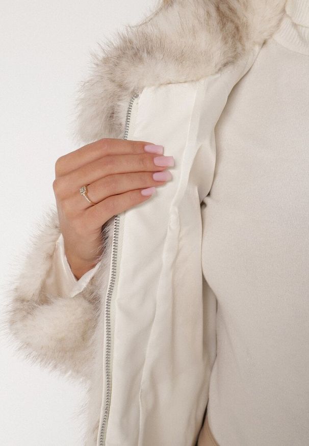 Born2be - Jasnobeżowa Kurtka Futerko o Prostym Kroju z Zapięciem na Suwak Tusiviela. Okazja: na co dzień. Typ kołnierza: golf. Kolor: beżowy. Materiał: futro. Styl: casual, elegancki