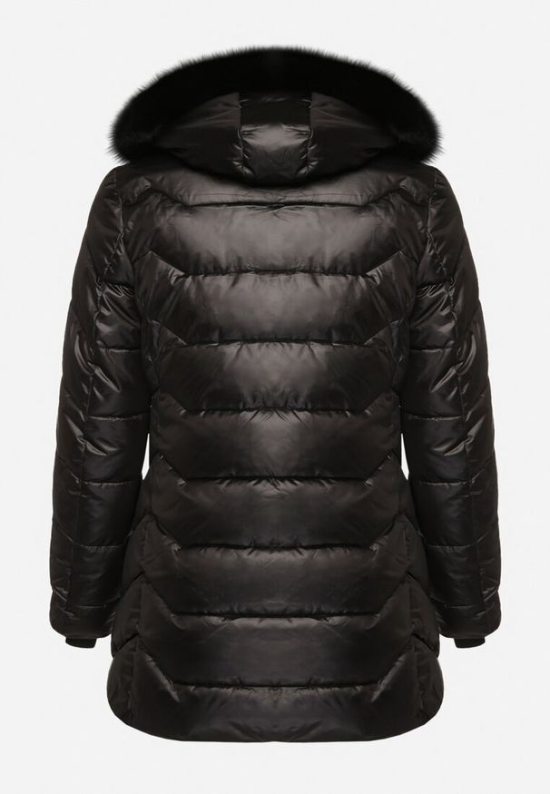 Born2be - Czarna Kurtka z Pikowanymi Przeszyciami i Odpinanym Futerkiem przy Kapturze Vensie. Okazja: na co dzień. Kolekcja: plus size. Kolor: czarny. Materiał: futro. Styl: elegancki, casual, klasyczny