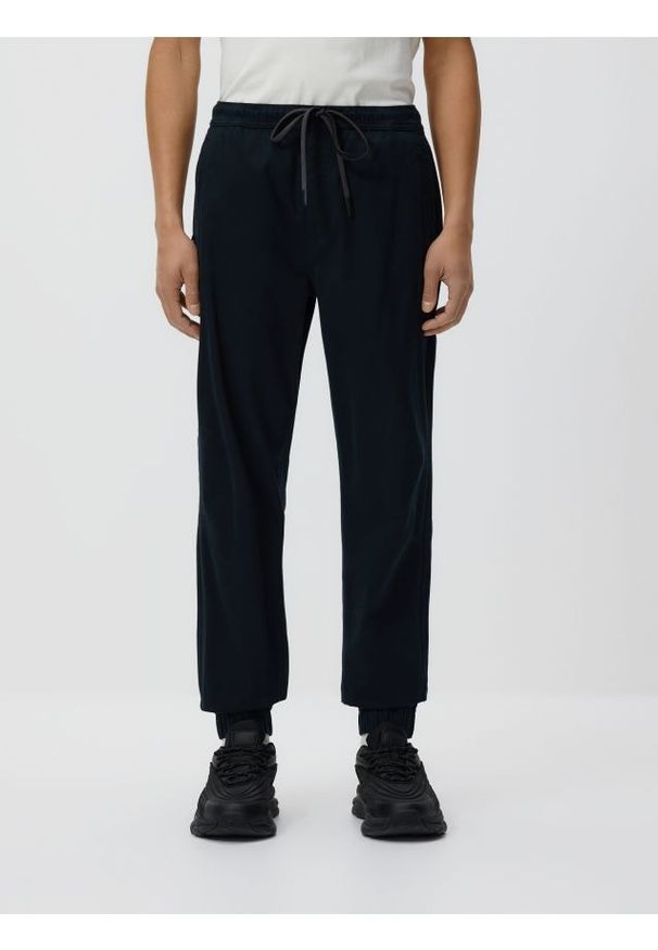 Reserved - Spodnie jogger slim fit - czarny. Kolor: czarny. Materiał: tkanina, wiskoza