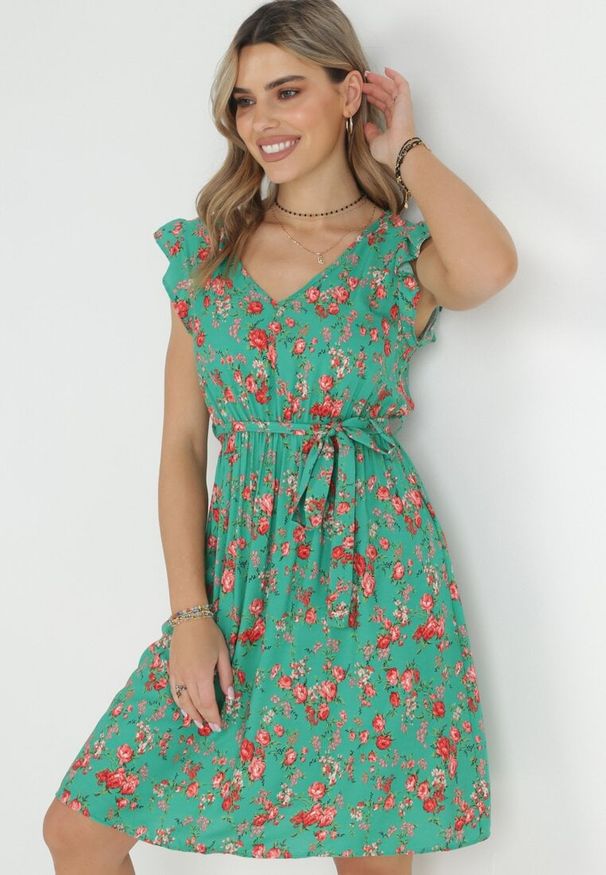 Born2be - Zielona Sukienka z Gumką w Pasie z Wiskozy w Kwiaty Chrysa. Typ kołnierza: kołnierz z falbankami. Kolor: zielony. Materiał: wiskoza. Wzór: kwiaty