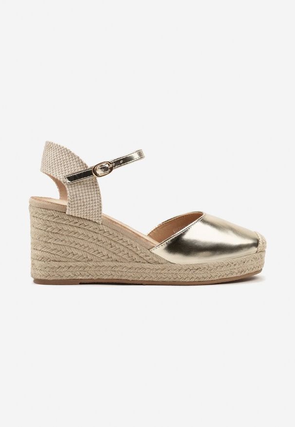 Born2be - Złote Sandały Espadryle na Plecionym Koturnie Nilivian. Okazja: na co dzień. Zapięcie: pasek. Kolor: złoty. Sezon: lato. Obcas: na koturnie. Styl: casual, elegancki