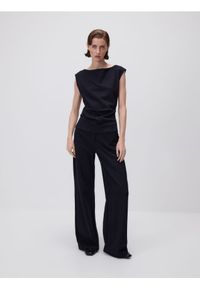 Reserved - Spodnie w paski - granatowy. Kolor: niebieski. Materiał: dzianina, wiskoza. Wzór: paski #1