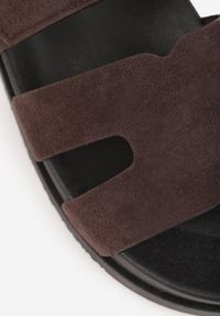 Born2be - Brązowe Płaskie Klapki z Ozdobnymi Wycięciami i Paskiem na Rzep Hisine. Okazja: na co dzień. Kolor: brązowy. Materiał: materiał, jeans. Sezon: lato. Styl: elegancki, casual #2