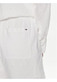 Tommy Jeans Szorty materiałowe DW0DW18334 Biały Relaxed Fit. Kolor: biały. Materiał: len