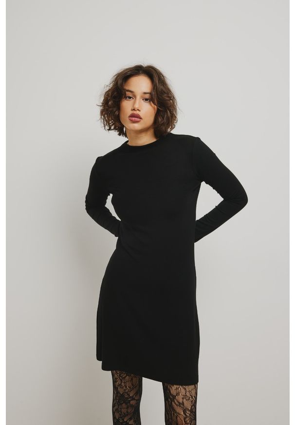 Marsala - Gładka sukienka z długimi rękawami w kolorze TOTALLY BLACK - GIRONA. Materiał: wiskoza, materiał, elastan. Długość rękawa: długi rękaw. Wzór: gładki. Styl: elegancki. Długość: mini