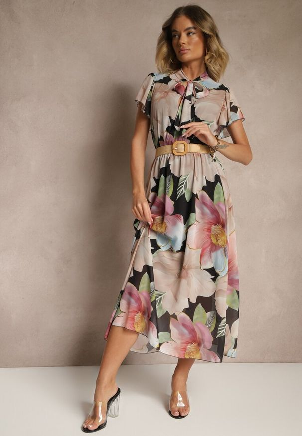 Renee - Czarna Rozkloszowana Sukienka Zdobiona Wiązaniem i Paskiem z Klamrą Sorisse. Okazja: na spacer, na co dzień. Kolor: czarny. Wzór: aplikacja. Styl: casual, elegancki