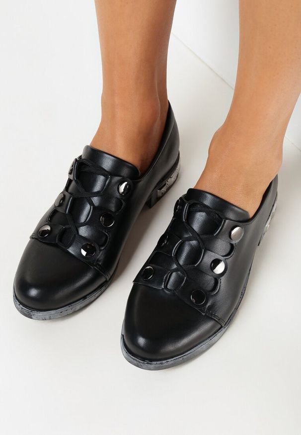 Born2be - Czarne Półbuty z Nitami i Metalicznym Zdobieniem Jurne. Kolor: czarny. Wzór: aplikacja. Styl: elegancki