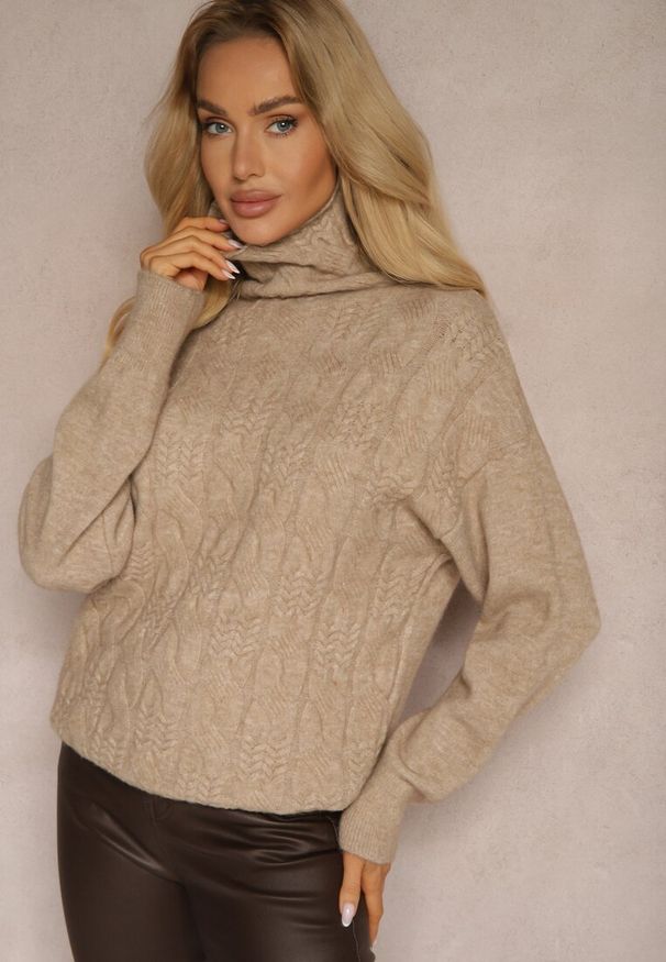 Renee - Ciemnobeżowy Casualowy Golf z Tłoczonym Wzorem Daivyn. Okazja: na co dzień. Typ kołnierza: golf. Kolor: beżowy. Materiał: jeans. Wzór: aplikacja. Styl: casual