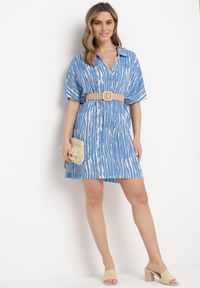 Born2be - Niebieska Sukienka z Bawełny i Lnu z Kołnierzykiem Bumstolia. Okazja: na co dzień. Typ kołnierza: dekolt w kształcie V. Kolekcja: plus size. Kolor: niebieski. Materiał: bawełna, len. Typ sukienki: proste, dla puszystych. Styl: casual