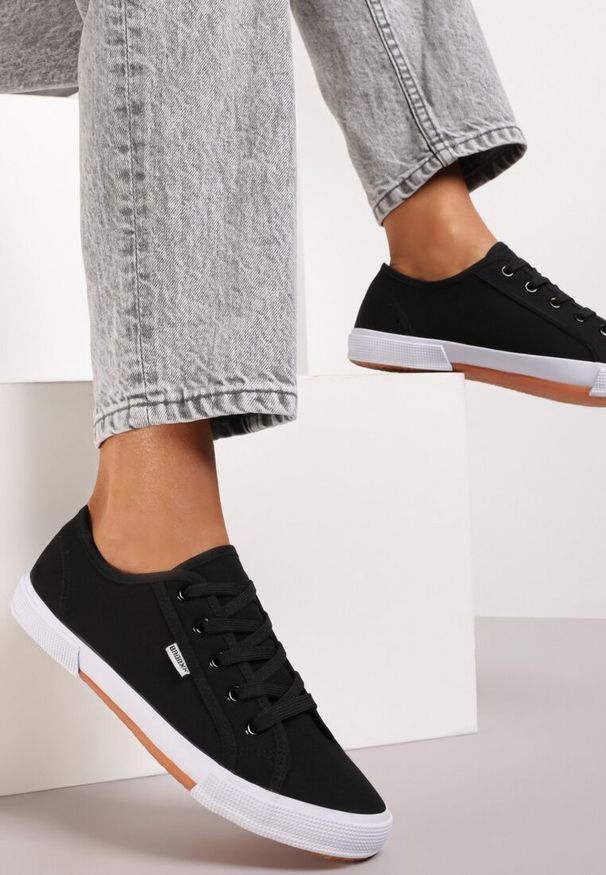 Renee - Czarne Tenisówki Rhaerose. Wysokość cholewki: przed kostkę. Nosek buta: okrągły. Kolor: czarny. Materiał: dresówka, materiał, jeans, kauczuk. Szerokość cholewki: normalna. Wzór: aplikacja. Styl: sportowy