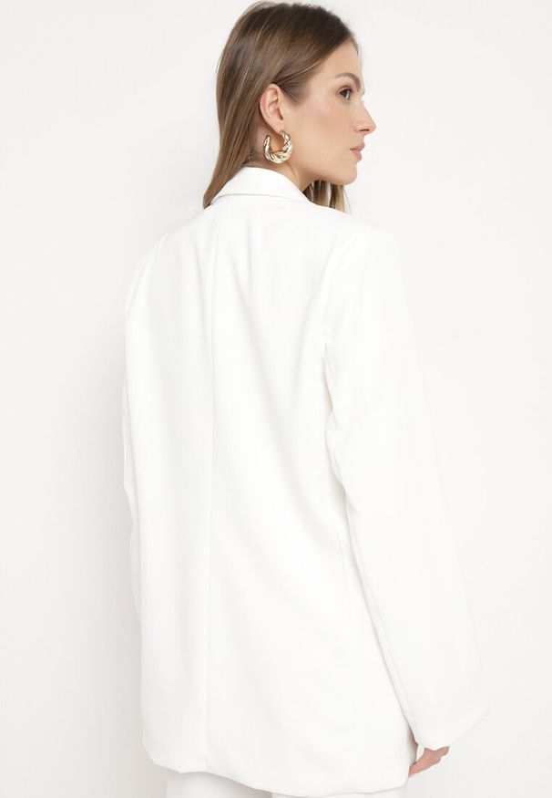 Born2be - Biała Marynarka Zapinana na Guzik z Kieszeniami Polxeni. Kolor: biały. Materiał: poliester