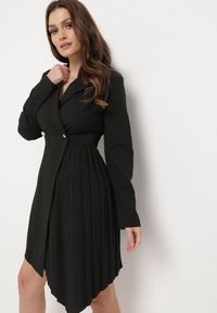 Born2be - Czarna Rozkloszowana Sukienka Mini z Kopertową Górą i Plisami na Dole Lontasa. Kolor: czarny. Typ sukienki: kopertowe. Styl: elegancki. Długość: mini #4