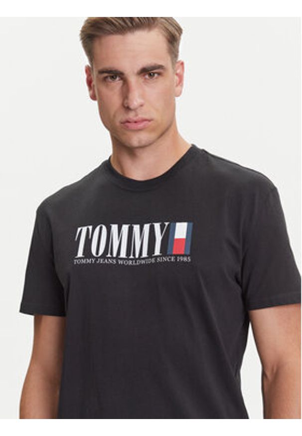 Tommy Jeans T-Shirt Dna Flag DM0DM21941 Czarny Regular Fit. Kolor: czarny. Materiał: bawełna