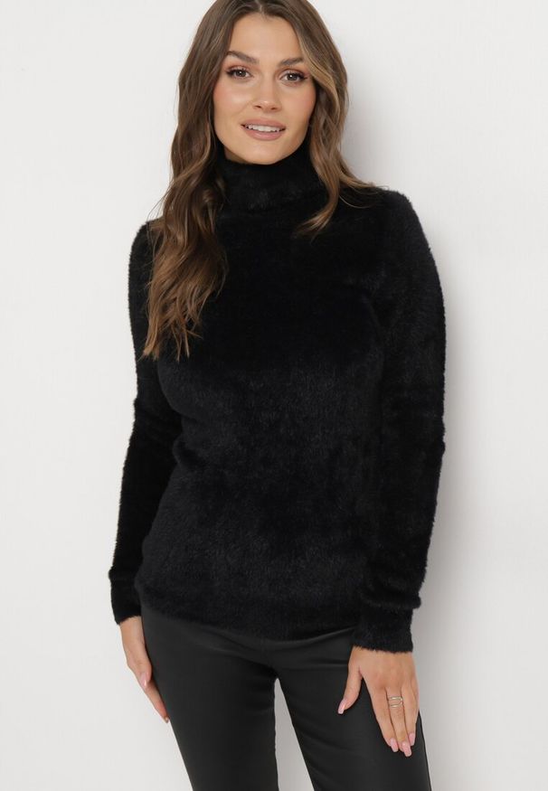 Born2be - Czarny Elastyczny Golf z Puszystej Tkaniny z Wełną Doulcet. Typ kołnierza: golf. Kolekcja: plus size. Kolor: czarny. Materiał: tkanina, wełna