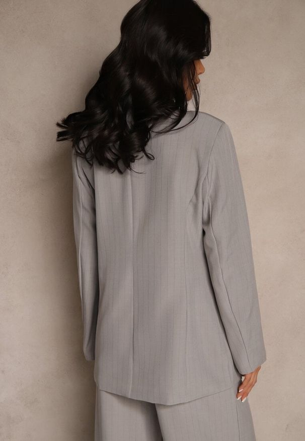 Renee - Szara Dwurzędowa Marynarka z Wiskozą i Usztywnianą Linią Ramion Ellirisa. Okazja: na co dzień, na spotkanie biznesowe. Kolor: szary. Materiał: wiskoza. Styl: klasyczny, casual, elegancki, biznesowy