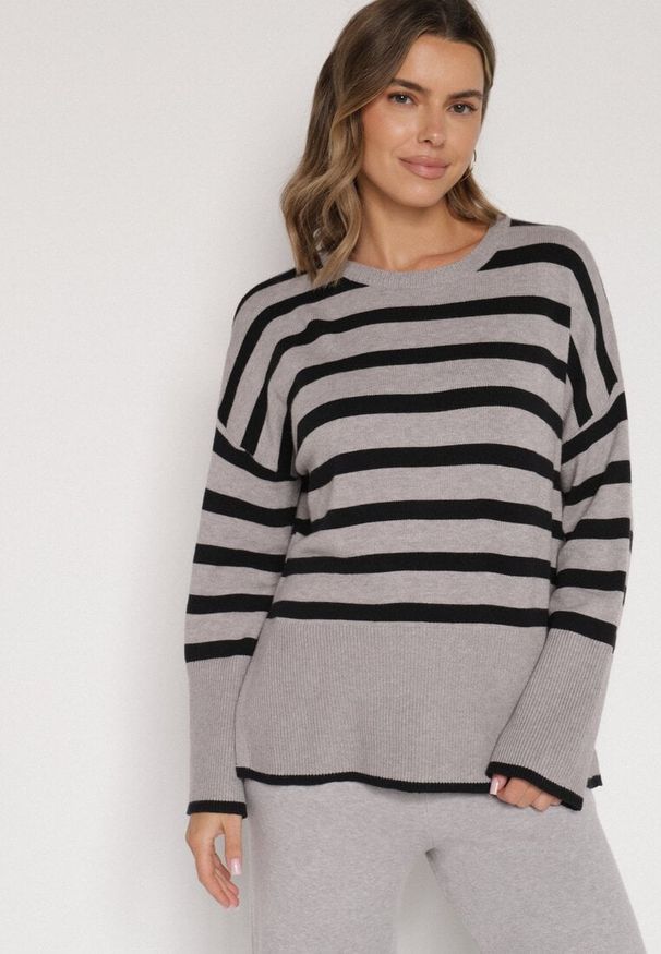 Born2be - Szaro-Czarny Sweter o Kroju Oversize z Motywem Pasków Irtusa. Okazja: na co dzień. Kolor: szary. Materiał: jeans. Styl: casual
