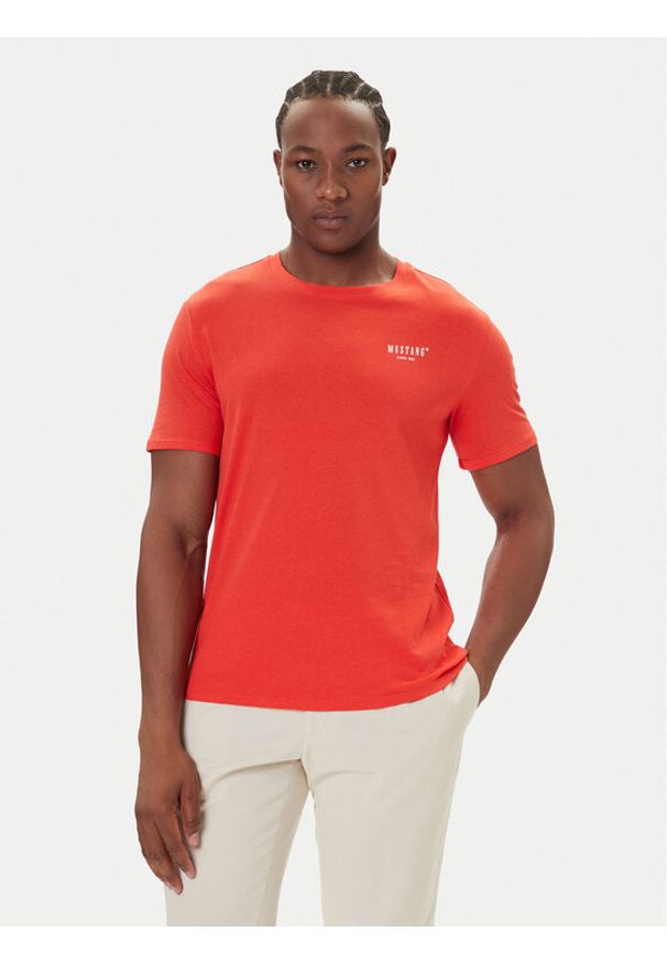 Mustang T-Shirt Austin 1016857 Czerwony Regular Fit. Kolor: czerwony. Materiał: bawełna