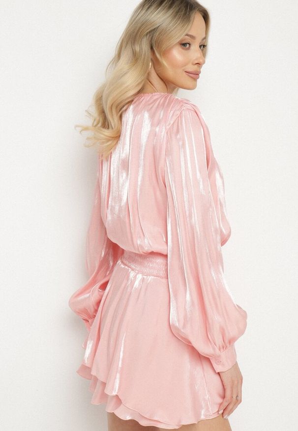 Born2be - Różowa Wiskozowa Sukienka Ozdobiona Wiązaniem i Falbanką Rallio. Okazja: na co dzień, na imprezę. Typ kołnierza: kołnierz z falbankami. Kolor: różowy. Materiał: wiskoza. Wzór: aplikacja. Typ sukienki: proste. Styl: casual, elegancki