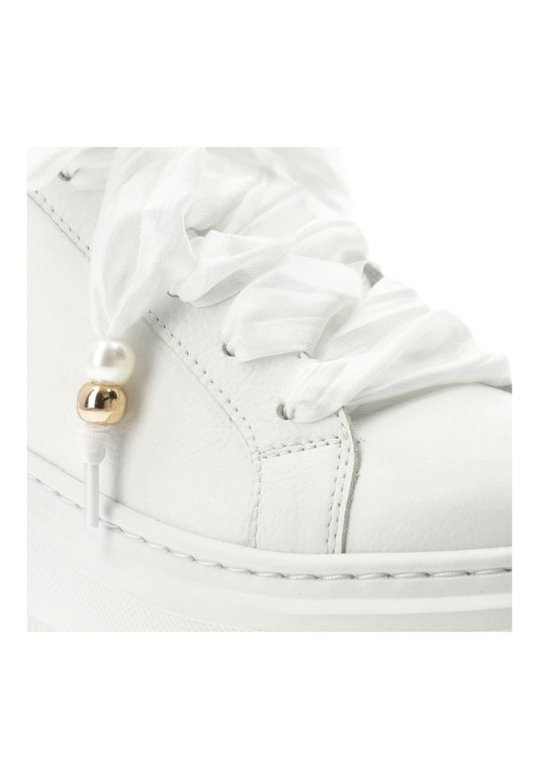 CheBello - Sneakersy damskie Chebello, model na podwyższonej platformie z cholewką ze skóry naturalnej, wiązany szerokimi tasiemkami, z masywną podeszwą o wyraź. Okazja: na co dzień. Kolor: biały. Materiał: skóra. Szerokość cholewki: normalna. Wzór: grochy. Obcas: na platformie. Styl: sportowy, klasyczny, elegancki, casual