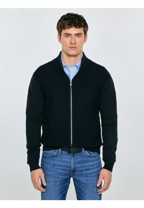 Big-Star - Sweter męski rozpinany ze stójką czarny Anton 906. Okazja: na co dzień. Typ kołnierza: kołnierzyk stójkowy. Kolor: czarny. Materiał: bawełna, dzianina. Wzór: haft, ze splotem. Styl: sportowy, klasyczny, casual, elegancki