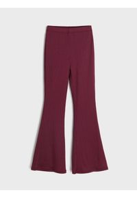 Sinsay - Prążkowane legginsy flare - bordowy. Kolor: czerwony. Materiał: prążkowany #1