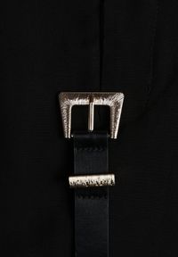 Renee - Czarna Rozkloszowana Spódnica z Wiskozy Zdobiona Rozcięciem i Paskiem Urilia. Okazja: na co dzień, na randkę. Kolor: czarny. Materiał: wiskoza. Wzór: aplikacja. Styl: casual, elegancki #2