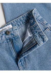 Reserved - Jeansy carrot z paskiem - niebieski. Kolor: niebieski #1