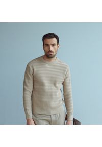Reserved - Sweter ze strukturalnym splotem - Beżowy. Kolor: beżowy. Wzór: ze splotem
