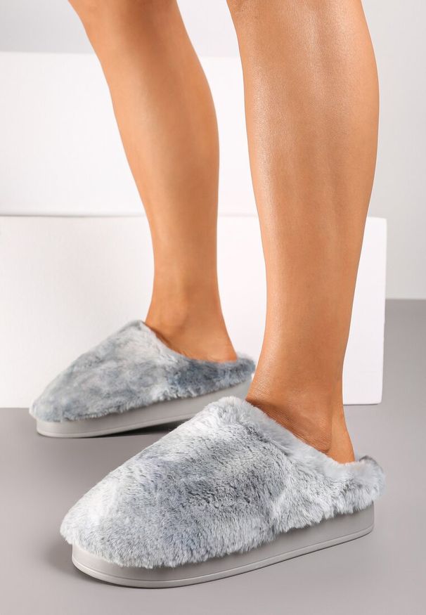 Born2be - Szare Płaskie Kapcie Ozdobione Futerkiem Mailta. Okazja: na co dzień, do domu. Kolor: szary. Materiał: futro. Wzór: aplikacja. Styl: elegancki, casual