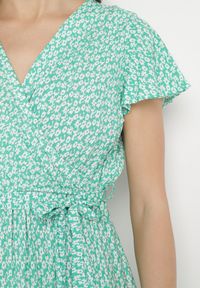 Born2be - Zielona Sukienka z Kopertowym Dekoltem Wiązanym Paskiem i Gumką w Talii z Wiskozy Canbra. Kolor: zielony. Materiał: wiskoza. Sezon: lato. Typ sukienki: kopertowe #3