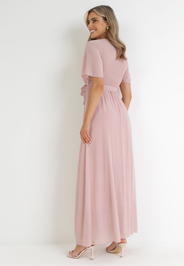 Born2be - Różowa Kopertowa Sukienka z Gumką w Pasie i Plisowaną Górą Davitri. Kolor: różowy. Materiał: materiał. Długość rękawa: krótki rękaw. Typ sukienki: kopertowe. Długość: maxi