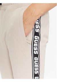 Guess Spodnie dresowe Z2YB19 K6ZS1 Beżowy Regular Fit. Kolor: beżowy. Materiał: bawełna, dresówka