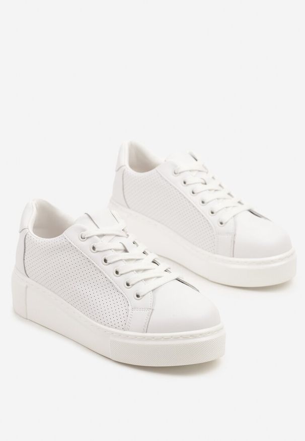Renee - Białe Sneakersy Skórzane na Platformie z Ozdobą i Perforacją Neolivia. Okazja: na co dzień. Kolor: biały. Materiał: skóra. Wzór: aplikacja. Obcas: na platformie