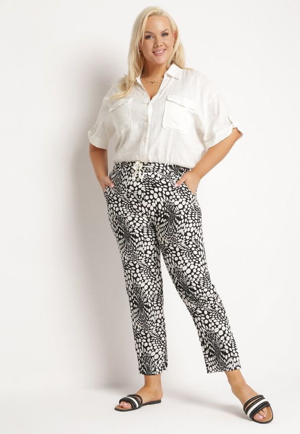 Born2be - Czarno-Białe Spodnie Regular z Gumką w Talii i Abstrakcyjnym Dekoltem Cleava. Okazja: na co dzień. Kolor: czarny. Materiał: tkanina. Sezon: lato. Styl: elegancki, klasyczny, casual