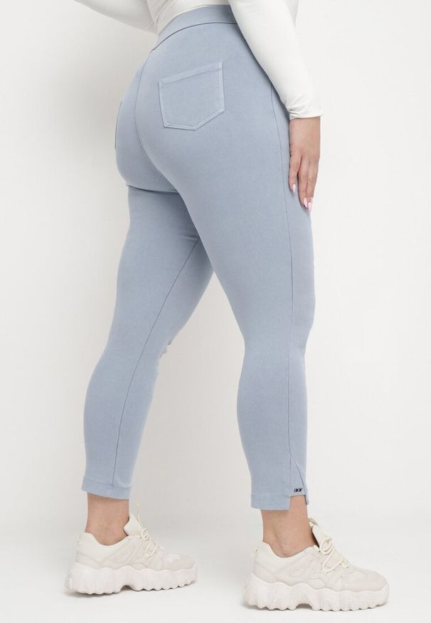 Born2be - Jasnoniebieskie Spodnie Skinny ze Sznurkiem w Pasie i Kieszeniami Irfana. Okazja: na co dzień. Kolor: niebieski. Styl: elegancki, casual