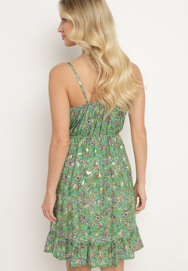 Born2be - Zielona Wiskozowa Sukienka na Ramiączkach z Kopertowym Dekoltem i Gumką w Pasie Dimiette. Okazja: na co dzień. Typ kołnierza: dekolt w kształcie V. Kolor: zielony. Materiał: wiskoza. Długość rękawa: na ramiączkach. Typ sukienki: kopertowe. Styl: casual