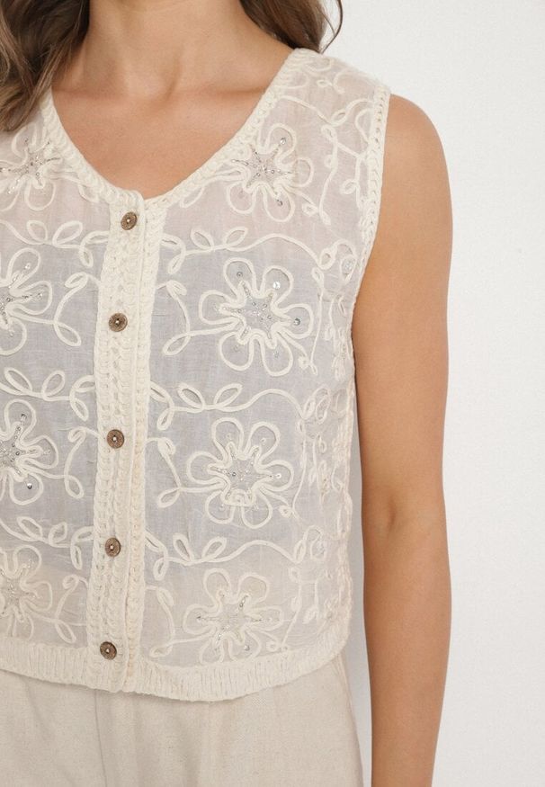 Born2be - Beżowa Bluzka Boho Bez Rękawów z Guzikami Haftem i Ażurowym Zdobieniem Linetela. Okazja: na co dzień. Kolor: beżowy. Materiał: bawełna, jeans, materiał. Długość rękawa: bez rękawów. Wzór: haft, ażurowy, aplikacja. Styl: boho
