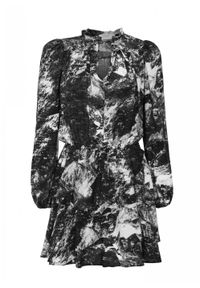 Sukienka z falbankami marurkowy print w odcieniach szarości - AMAYA by Marsala. Okazja: na imprezę. Typ kołnierza: kołnierz z falbankami. Materiał: materiał, wiskoza. Wzór: nadruk. Typ sukienki: asymetryczne #1
